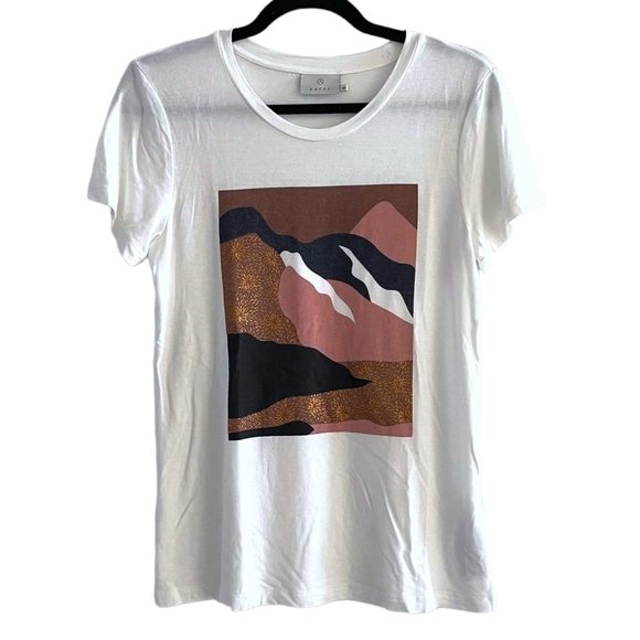 KAFFE Tops - KAFFE MOUNTAINS GRAPHIC TEE SIZE XS